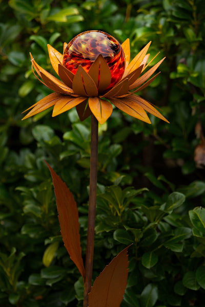 Glasblume Maya Edlerost Blume mit edler Glaskugel versch. Farben Rostdeko