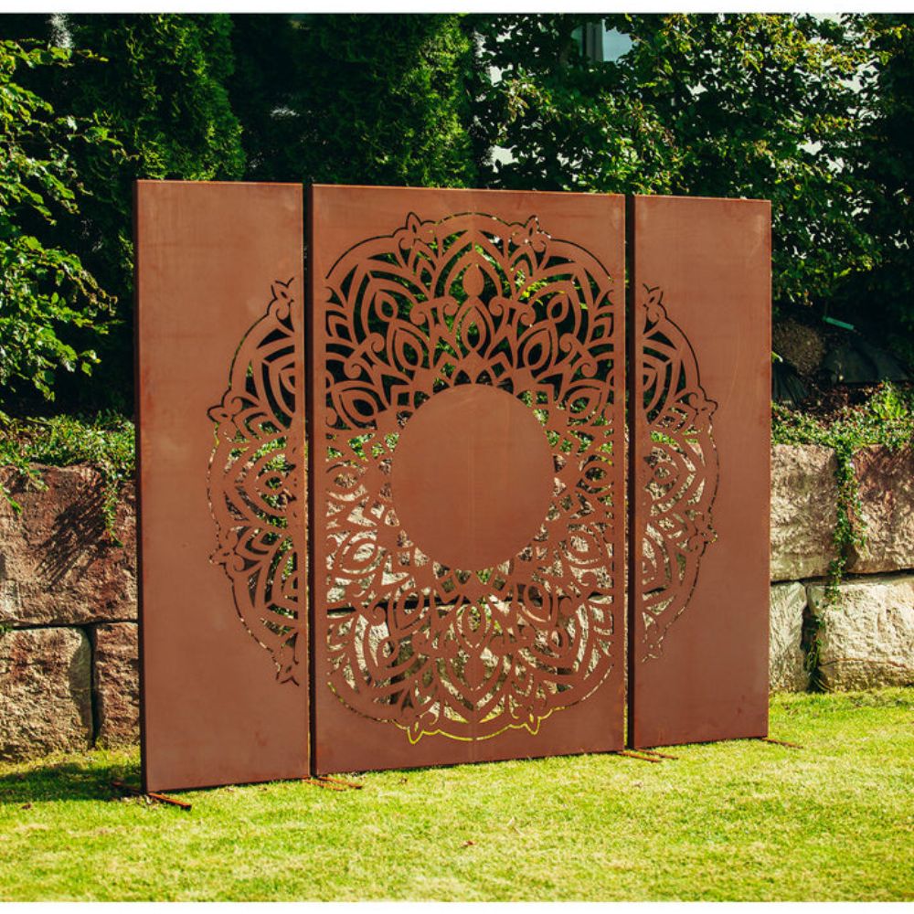Sichtschutzwand im 3er Set aus Edelrost, verziert mit kunstvollem Mandala Motiv, sorgt für exotischen Charme und Privatsphäre im Garten.“