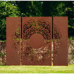 „Stilvolle 3-teilige Edelrost Sichtschutzwand mit detailreichem Mandala Design, bietet dekorativen Sicht- und Windschutz im Außenbereich.“
