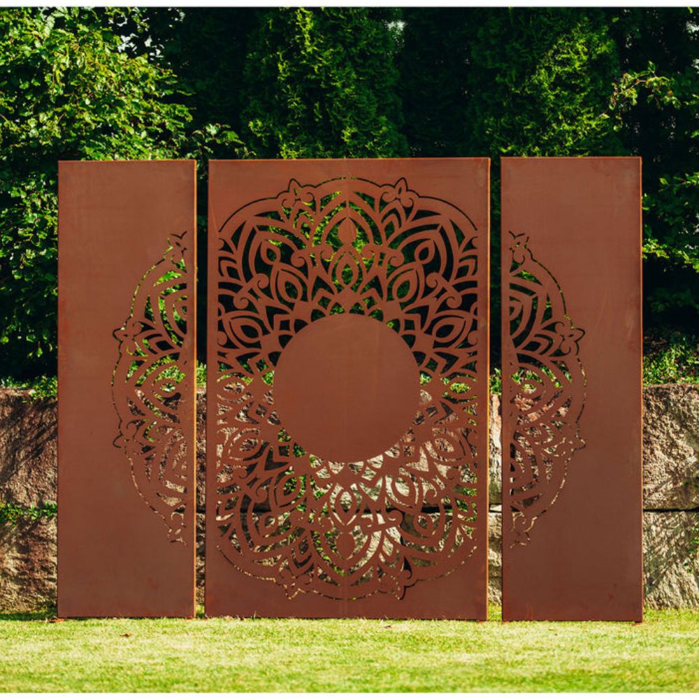 „Stilvolle 3-teilige Edelrost Sichtschutzwand mit detailreichem Mandala Design, bietet dekorativen Sicht- und Windschutz im Außenbereich.“
