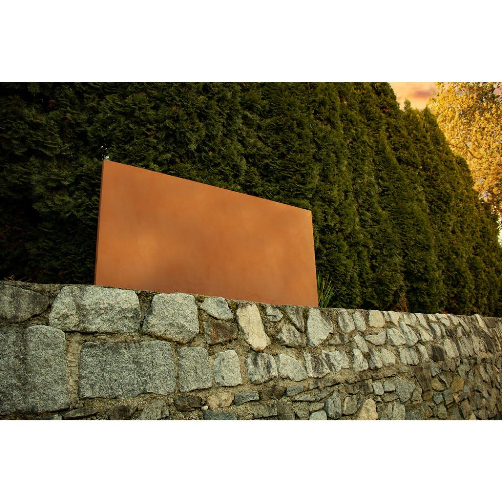 Metall Trennwand aus Edelrost, dekorativ und funktional, in zwei verschiedenen Größen erhältlich.