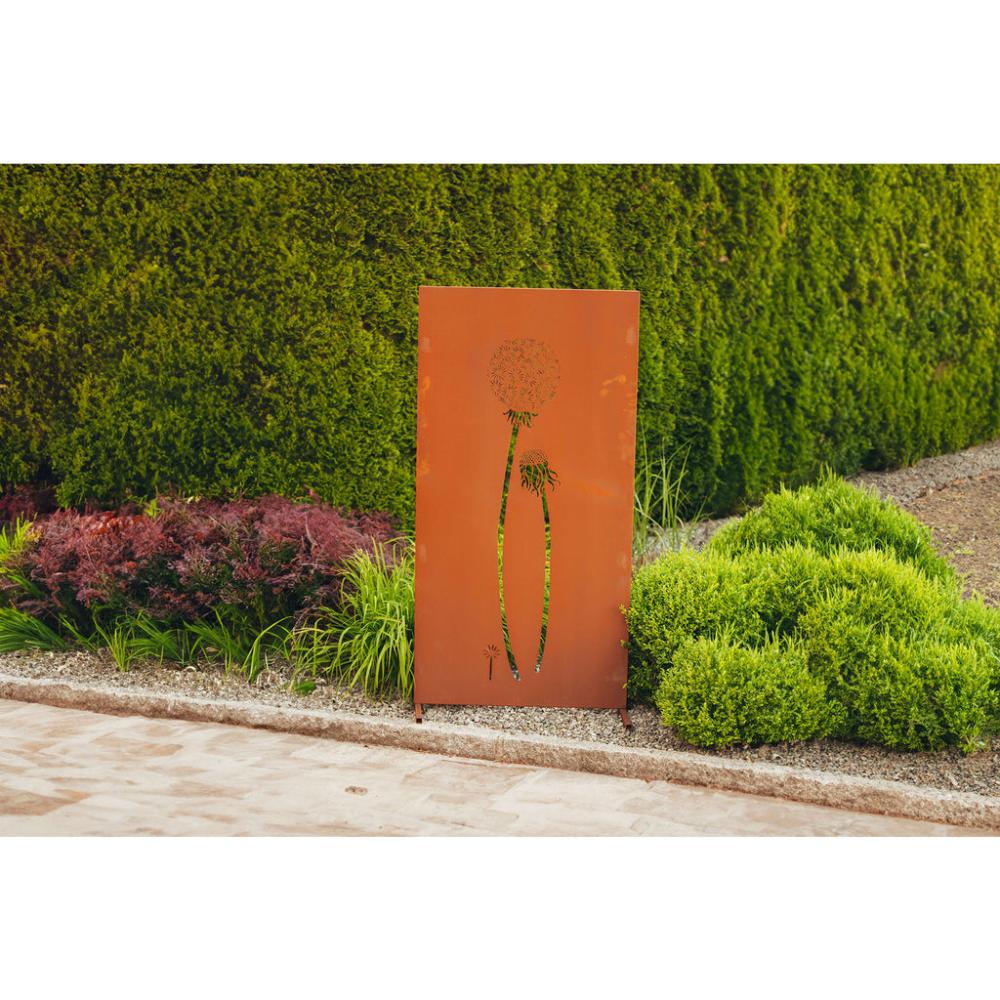 Die Sichtschutzwand wird in einem Garten aufgestellt, mit Fokus auf die einfache Montage und Befestigung im Boden.