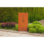 Die Sichtschutzwand wird in einem Garten aufgestellt, mit Fokus auf die einfache Montage und Befestigung im Boden.