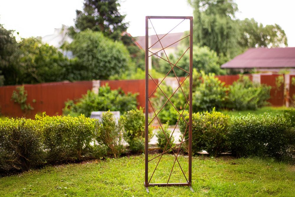 Rankhilfe Abstrakt aus Metall mit Rostpatina Rankgitter modern