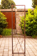 Rankhilfe Abstrakt aus Metall mit Rostpatina Rankgitter modern