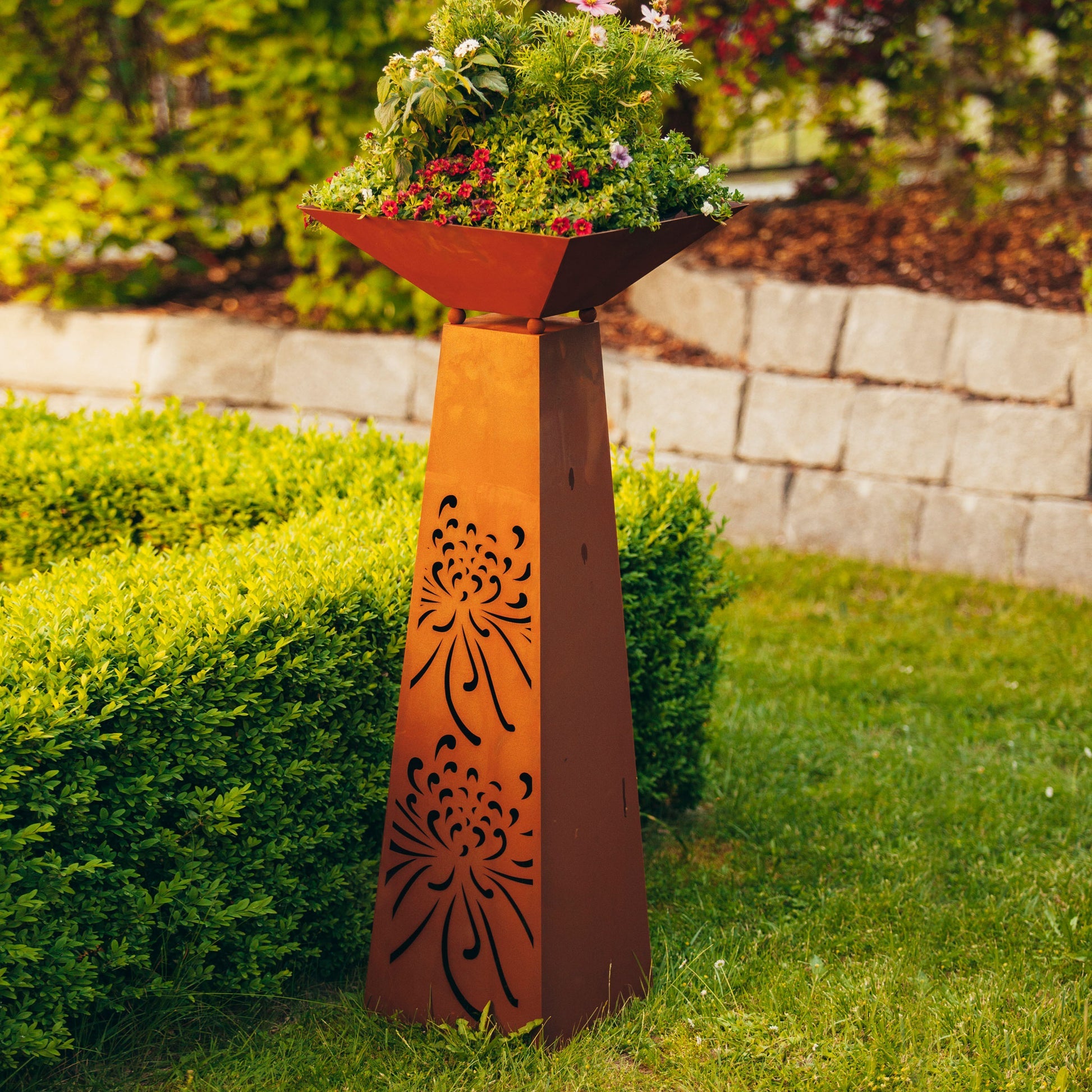 Säule Rostsäule Trapez mit Blumen Motiv aus Metall im Edelrost Design Gartensäule