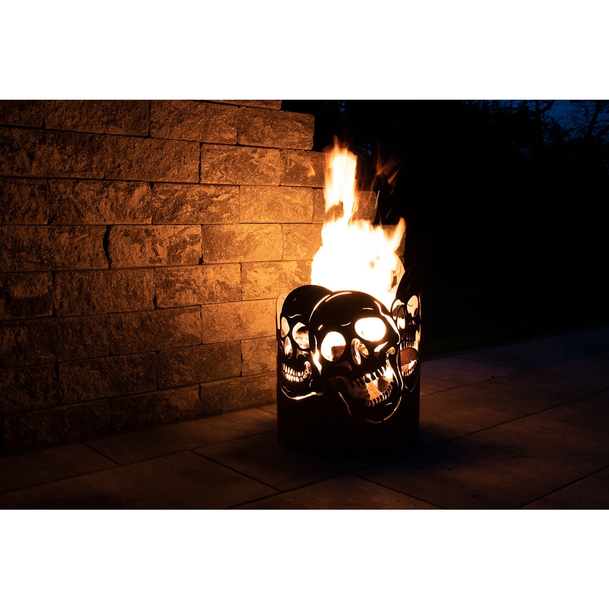 Feuerkorb rund mit Totenschädeln aus Metall Edelrost Feuertonne Feuerschale