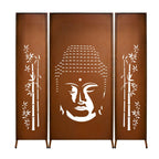 Eine dreiteilige Sichtschutzwand aus Edelrost mit Buddha-Motiv im Garten. Die zentrale Wand zeigt einen detaillierten Buddha-Kopf, flankiert von zwei Wänden mit kunstvollen Bambus-Motiven. Die robuste, wetterfeste Konstruktion sorgt für Privatsphäre und verleiht dem Außenbereich eine spirituelle Note.