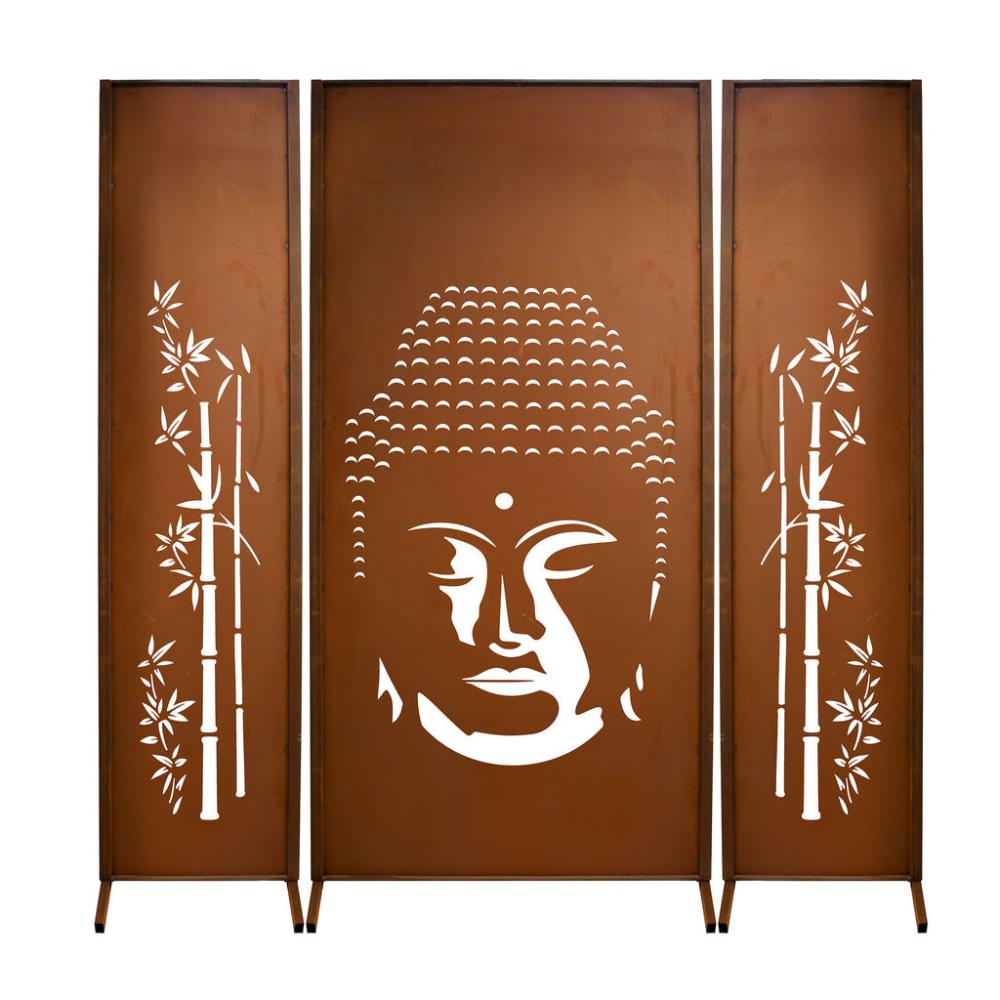 Eine dreiteilige Sichtschutzwand aus Edelrost mit Buddha-Motiv im Garten. Die zentrale Wand zeigt einen detaillierten Buddha-Kopf, flankiert von zwei Wänden mit kunstvollen Bambus-Motiven. Die robuste, wetterfeste Konstruktion sorgt für Privatsphäre und verleiht dem Außenbereich eine spirituelle Note.