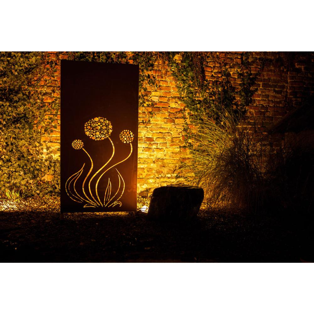 Die Sichtschutzwand wird in einem Garten montiert, mit Fokus auf die einfache Installation und die stabilen Standfüße.