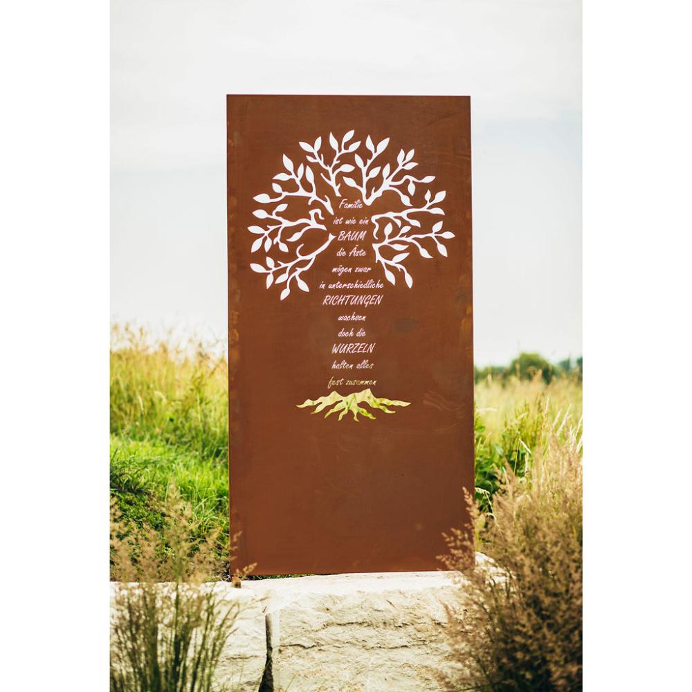 Die Sichtschutzwand aus Edelrost zeigt ein detailliertes Baum-Motiv und bietet sowohl Sichtschutz als auch ästhetischen Mehrwert für Ihren Garten. Ideal zum Schutz vor Blicken und Wind, gefertigt aus hochwertigem und wetterbeständigem Edelrost.