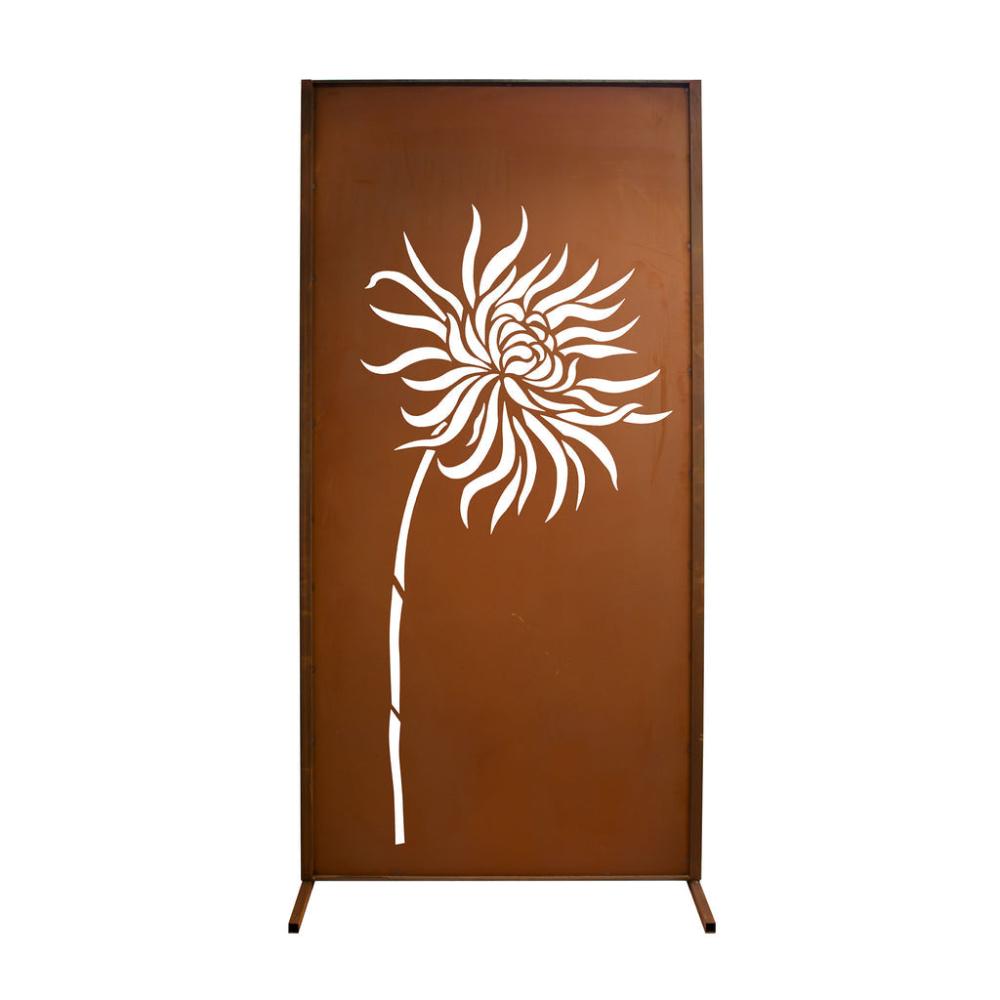 Sichtschutzwand Edelrost mit Löwenzahn Motiv im Garten, zeigt filigrane und detailreiche Gestaltung