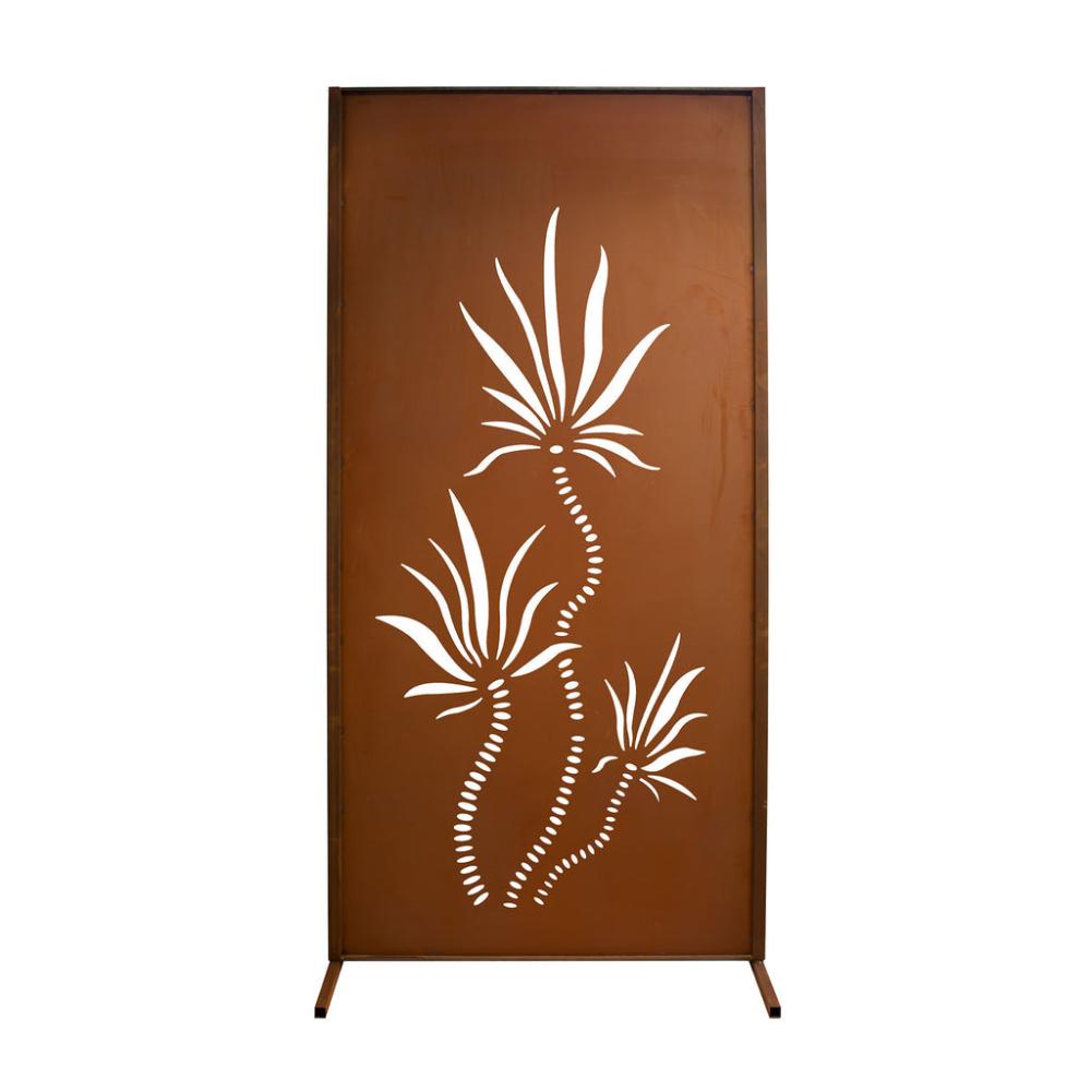 "Sichtschutzwand Edelrost mit Palme Motiv im Garten, zeigt exotisches Palmen-Design und rustikale Edelrost-Oberfläche"