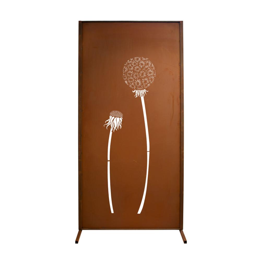 Die Sichtschutzwand zeigt ein filigranes Pusteblumen Motiv und ist in einem Garten installiert, um Privatsphäre zu bieten.