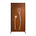 Die Sichtschutzwand zeigt ein filigranes Pusteblumen Motiv und ist in einem Garten installiert, um Privatsphäre zu bieten.