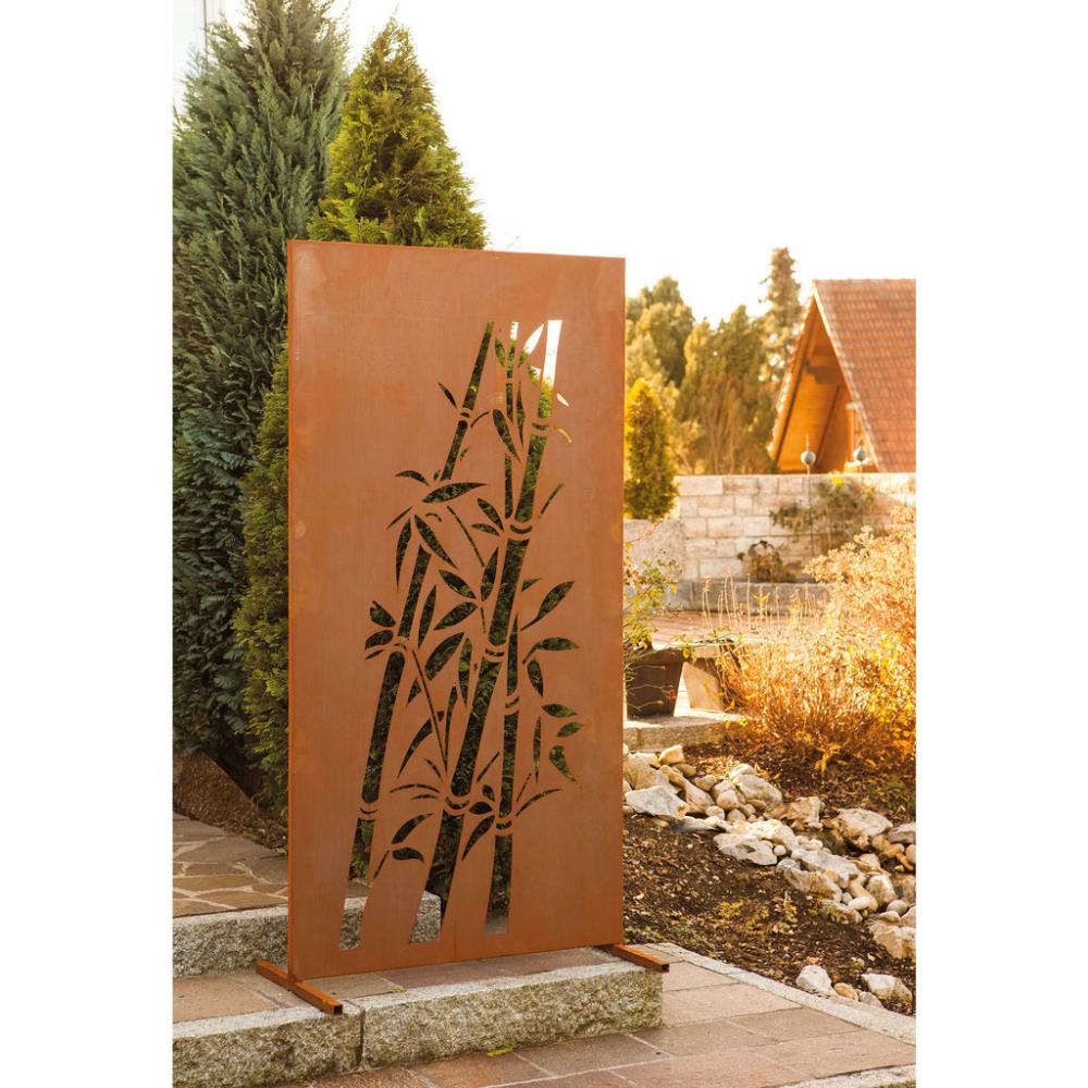 "Detailaufnahme der Sichtschutzwand mit Bambus-Motiv, betont die edle Rost-Patina und robuste Metallverarbeitung"
