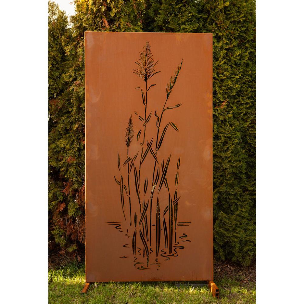 Detailansicht der Sichtschutzwand mit China Motiv aus Metall, betont rustikale Edelrost-Patina