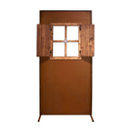 Elegante Sichtschutzwand aus Metall mit Edelrost Patina und einem integrierten Holzfenster ohne Motiv, ideal für Privatsphäre im Garten.