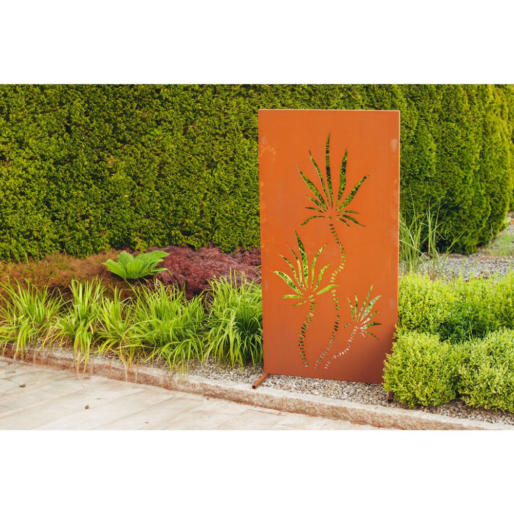 "Vollständige Sichtschutzwand Edelrost - Palme Motiv aufgestellt, bietet stilvollen Sichtschutz und tropische Atmosphäre im Außenbereich"