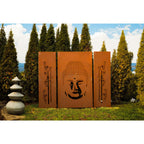 Vollansicht der dreiteiligen Sichtschutzwand - Buddha im Garten. Die Wand ist aus 2 mm starkem Stahlblech gefertigt und zeigt in der Mitte einen detaillierten Buddha-Kopf. Die beiden seitlichen Paneele sind mit Bambus-Motiven geschmückt, was der Wand eine elegante und spirituelle Ausstrahlung verleiht.