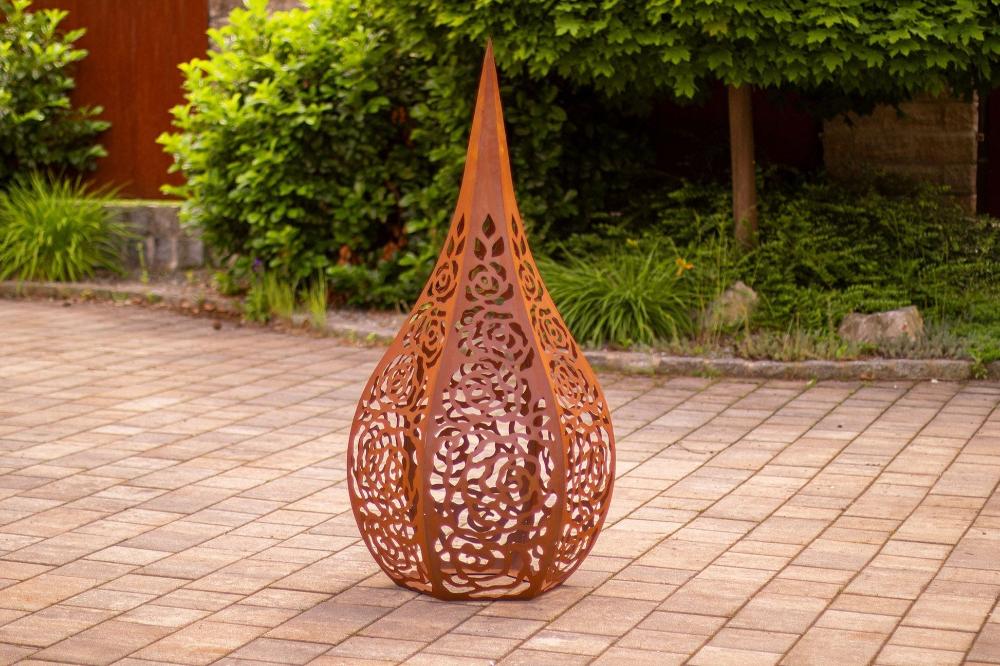 „Zwei Windlichter Rosentropfen in unterschiedlichen Größen, dekorativ arrangiert in einem grünen Garten“