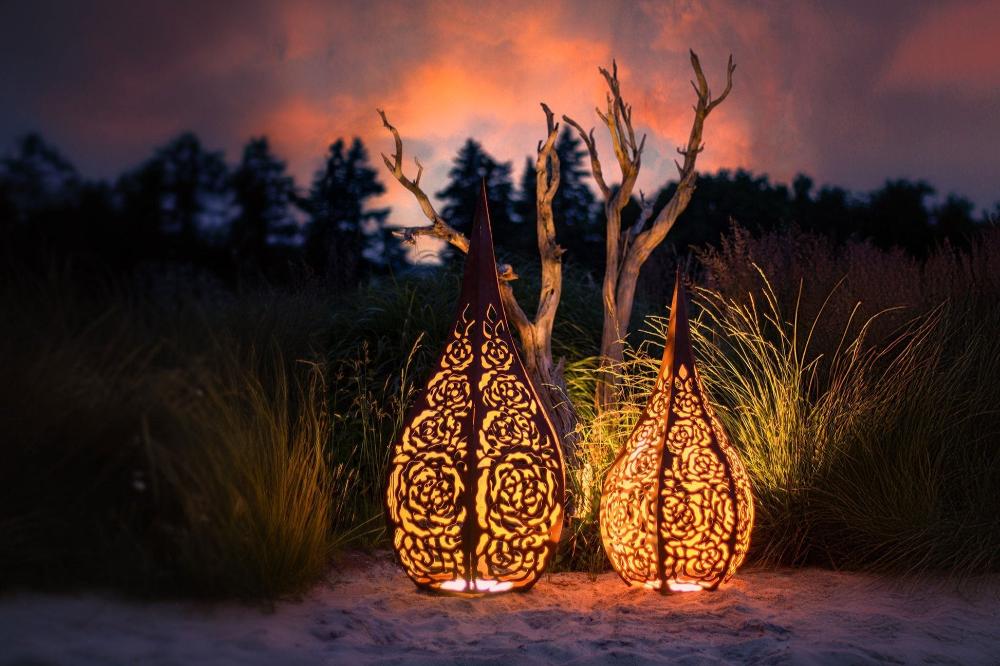  „Windlicht Rosentropfen aus Metall mit Echtrost-Patina, robust und dekorativ für den Außenbereich“