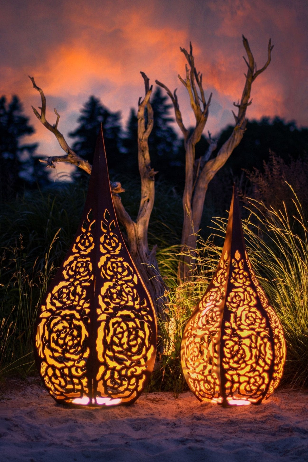 „Stimmungsvolle Beleuchtung eines Edelrost-Windlichts im Garten bei Dämmerung“