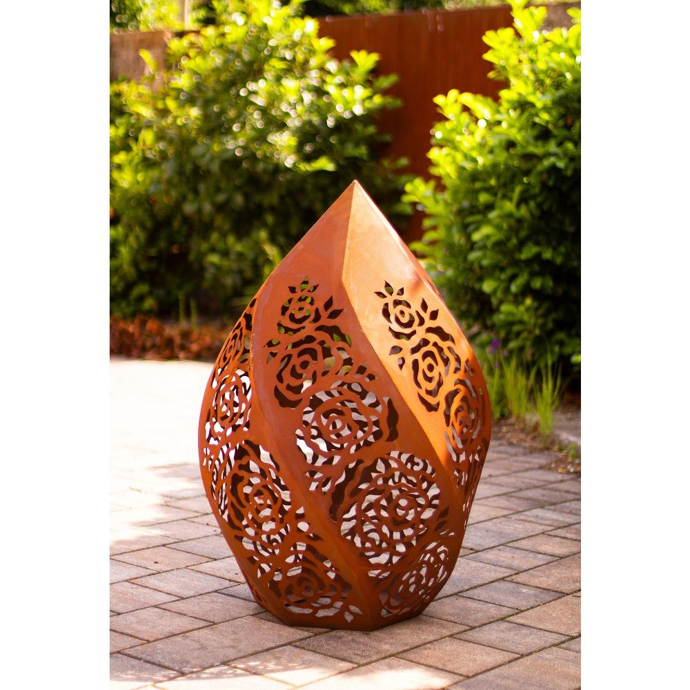 „Windlicht Rosentraum Edelrost in der Abenddämmerung, verleiht dem Garten eine romantische und einladende Atmosphäre“