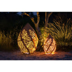 „Zwei Windlichter Rosentraum Edelrost in verschiedenen Größen, dekorativ im Garten arrangiert für stimmungsvolle Beleuchtung“