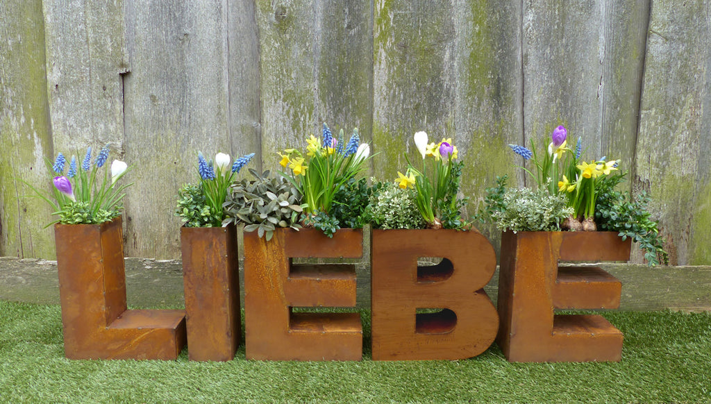 Design Schriftzug LIEBE zum Bepflanzen aus Edelrost – Metall Gartendeko