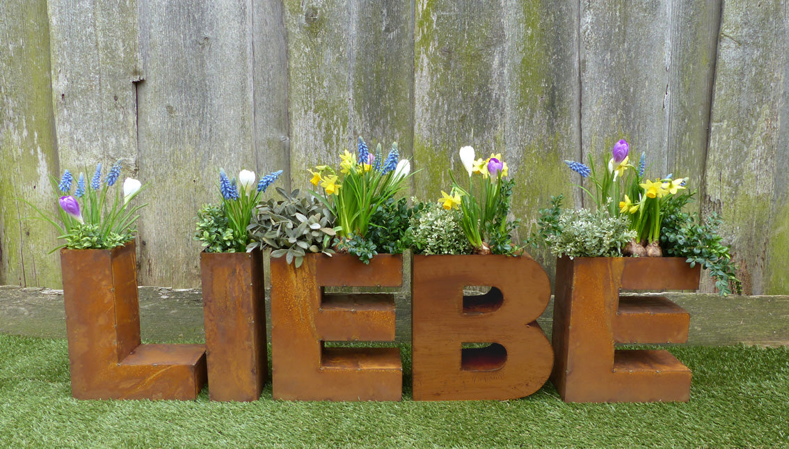 Design Schriftzug LIEBE zum Bepflanzen aus Edelrost – Metall Gartendeko
