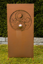 Hochwertige Sichtschutzwand aus 2 mm Edelrost Stahl mit Yin & Yang Motiv und Edelstahlkugel, witterungsbeständig und stilvoll.