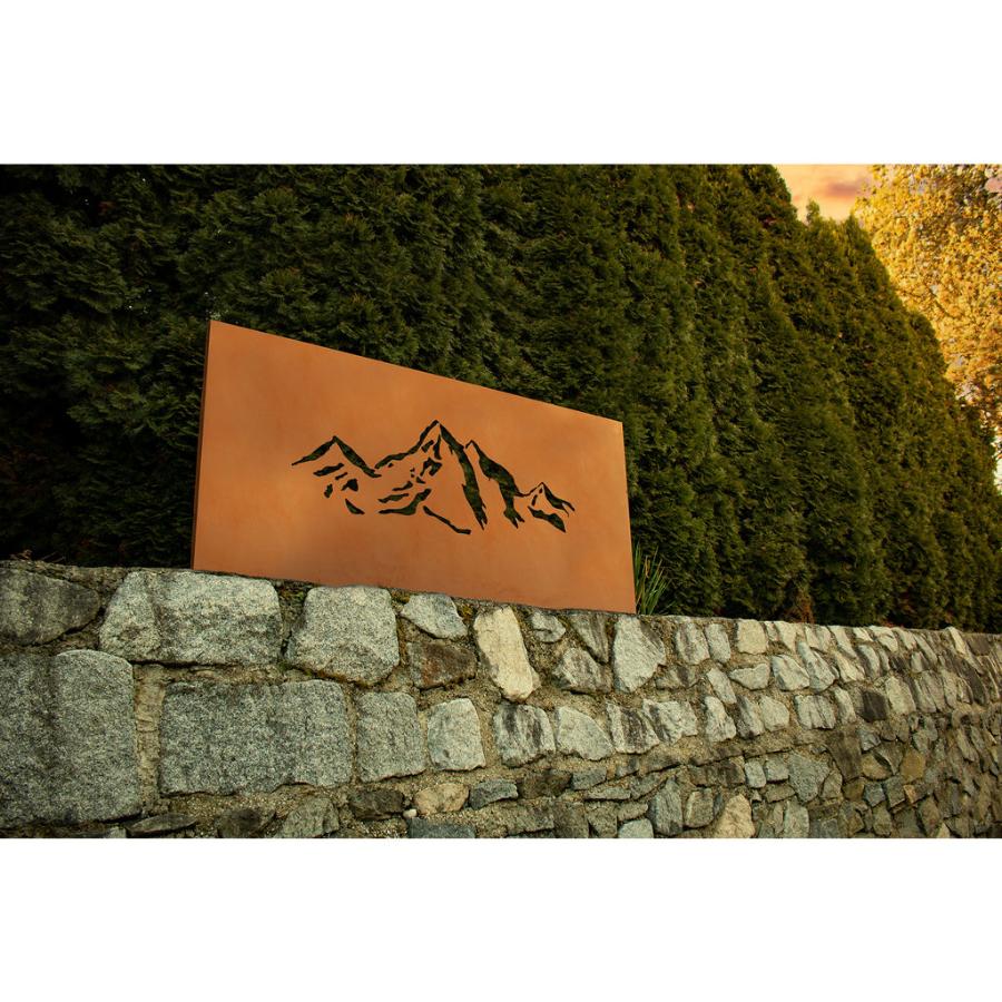 Zaunelement Trennwand aus Edelrost mit Gebirgs-Design, rustikale und wetterbeständige Sichtschutzwand für den Garten.