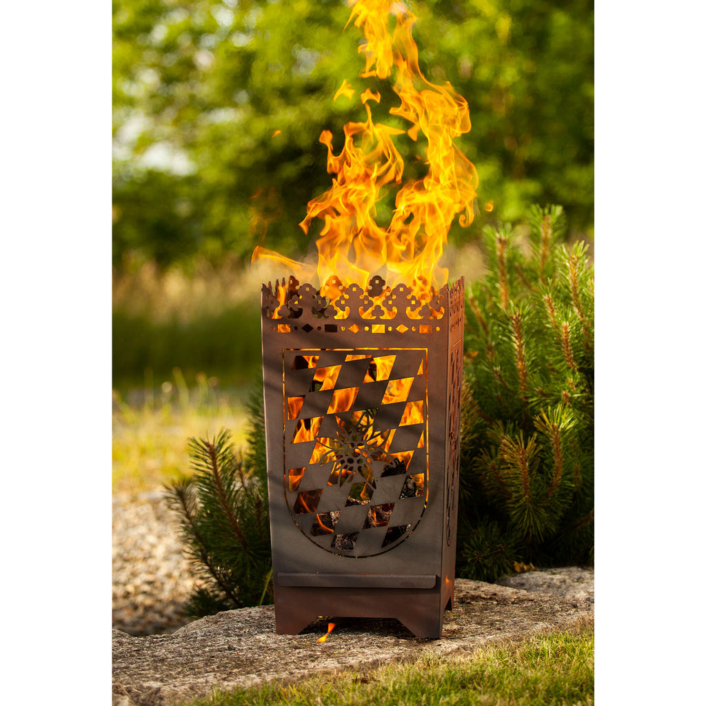 Feuerkorb aus Metall im Bayern-Rautenmuster und Edelweiß aus Edelrost Gartendeko