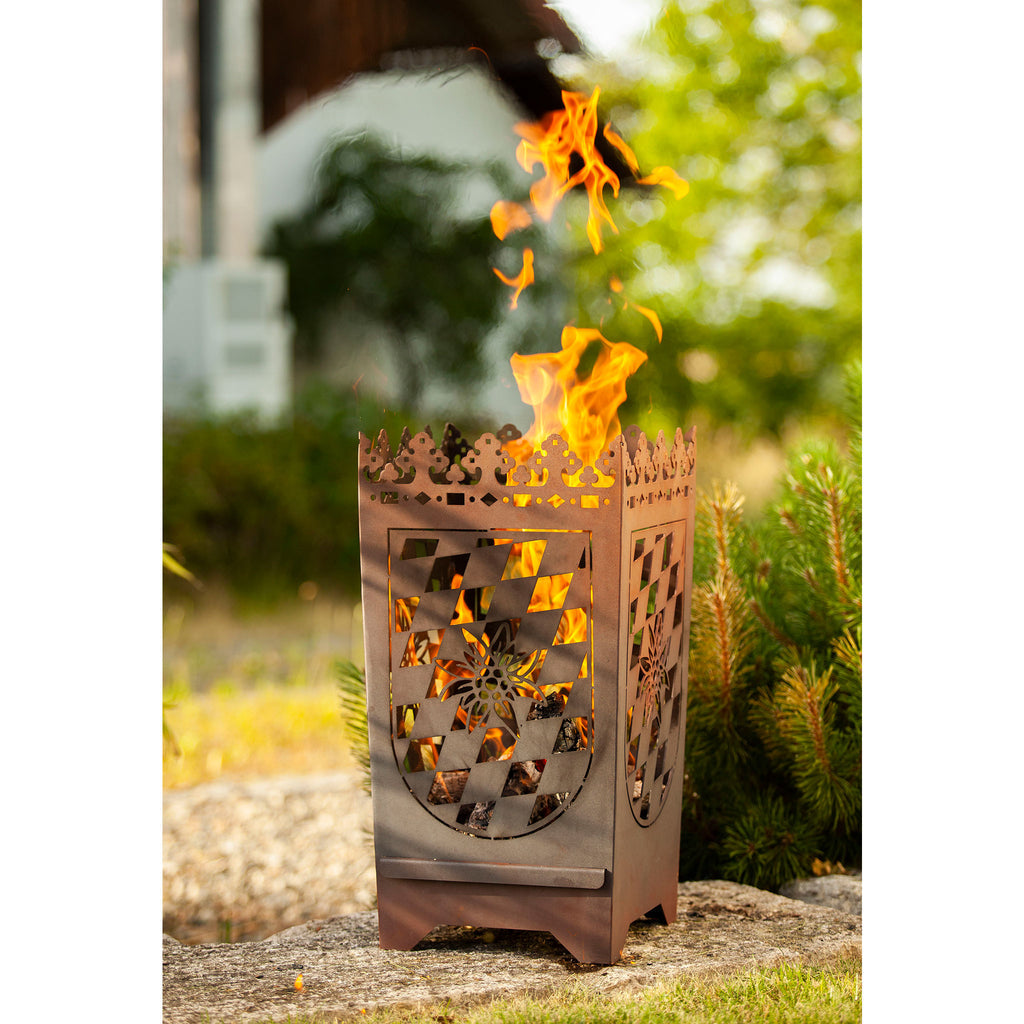 Feuerkorb aus Metall im Bayern-Rautenmuster und Edelweiß aus Edelrost Gartendeko
