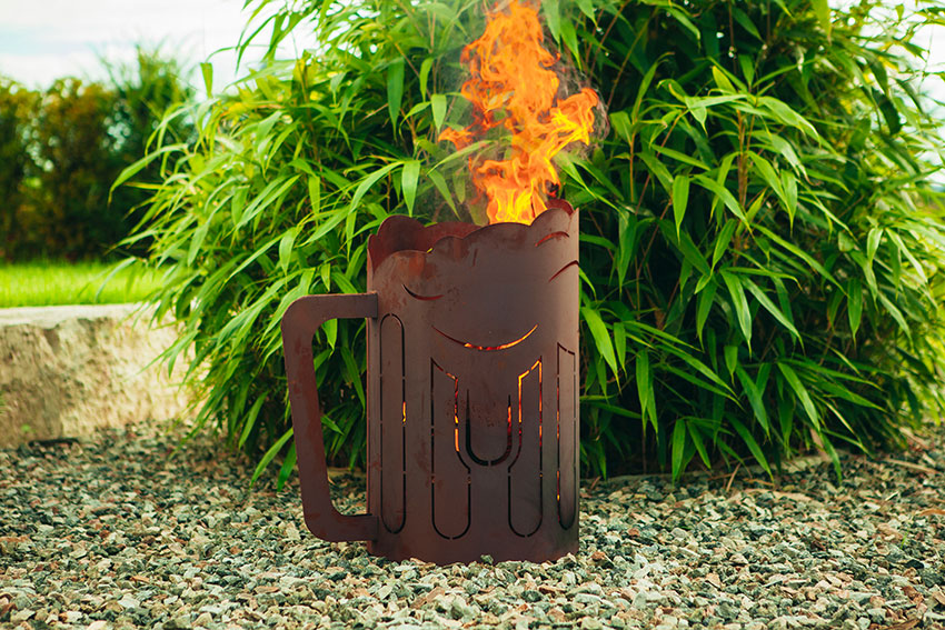 Feuerkorb aus Metall im Bierkrugdesign aus Edelrost Rostdeko Gartendeko