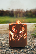 Feuerkorb aus Metall mit Hirsch Motiv im Edelrost Design Feuersäule Feuerstelle