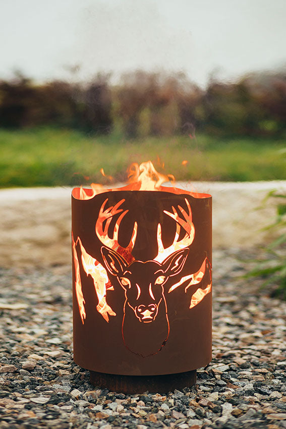 Feuerkorb aus Metall mit Hirsch Motiv im Edelrost Design Feuersäule Feuerstelle