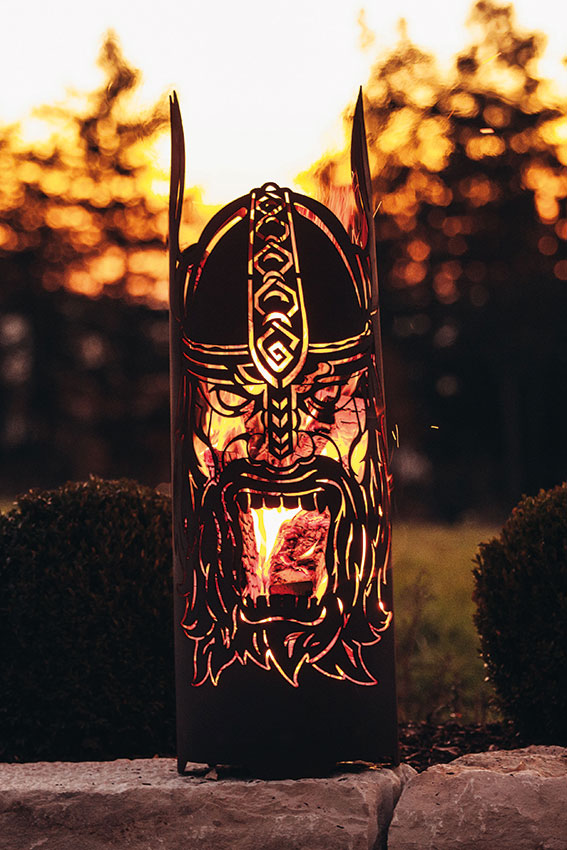Feuersäule Wikinger Ragnarök aus Metall im Edelrost Design Feuerstelle Rostoptik