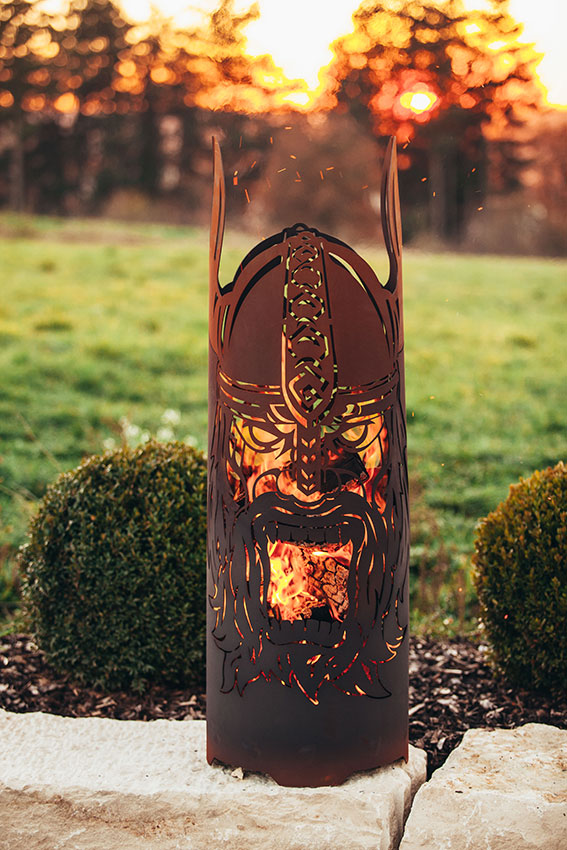 Feuersäule Wikinger Ragnarök aus Metall im Edelrost Design Feuerstelle Rostoptik
