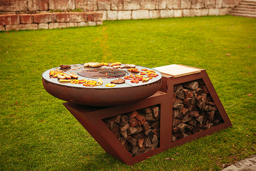 XL Feuerstelle mit Grillrost & Ablagebrett – Moderner Holzkohlegrill aus Edelrost