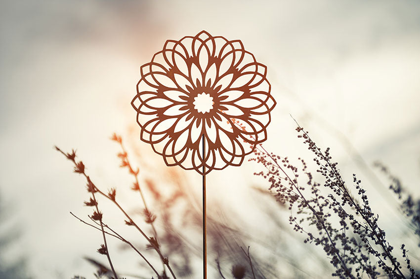 Gartenstab aus Edelrost mit Mandala-Motiv in Rost-Design Dekostab für Garten