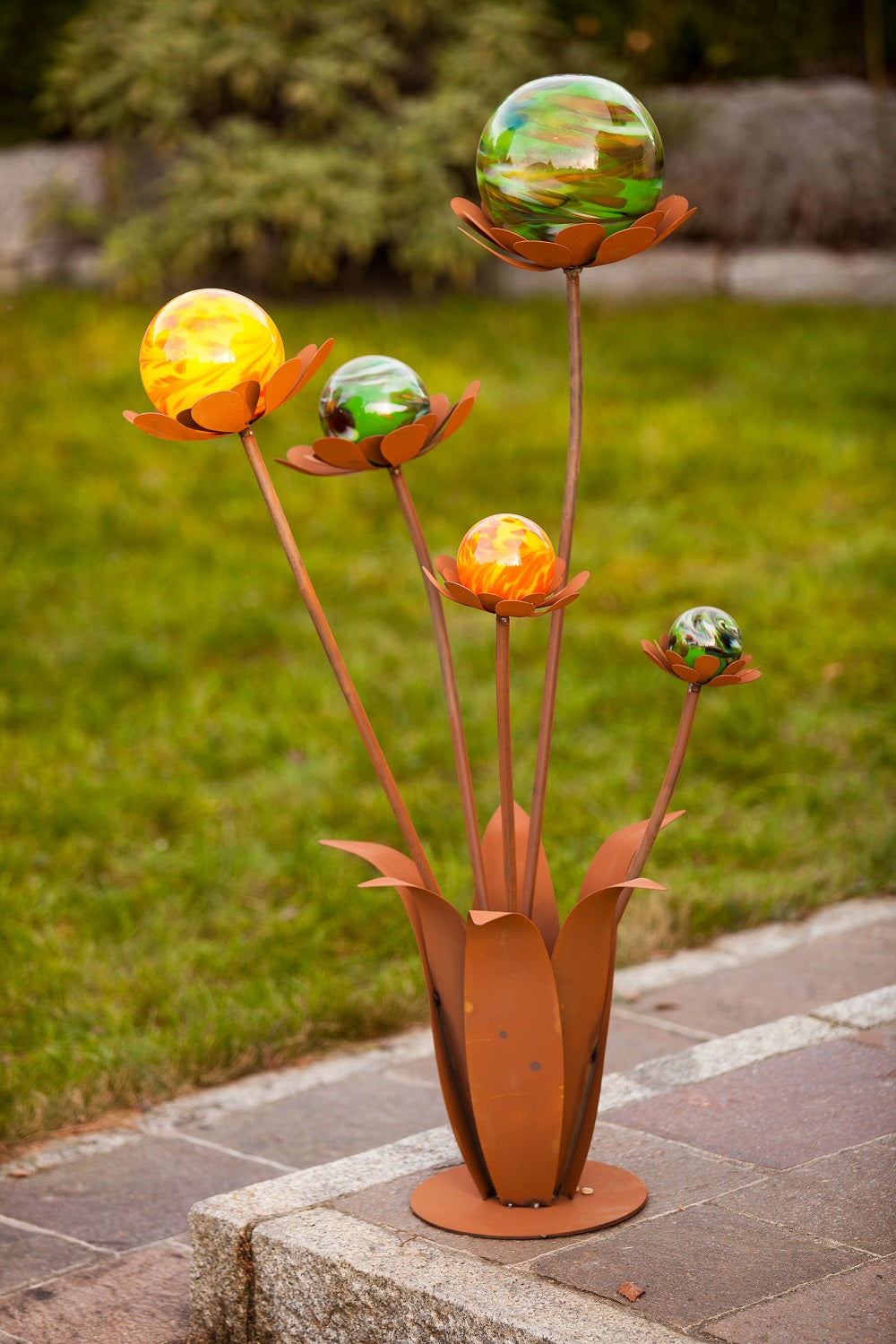 Glasblume Blumenzauber 120 Edelrost – Exklusive Gartendeko mit Glaskugel