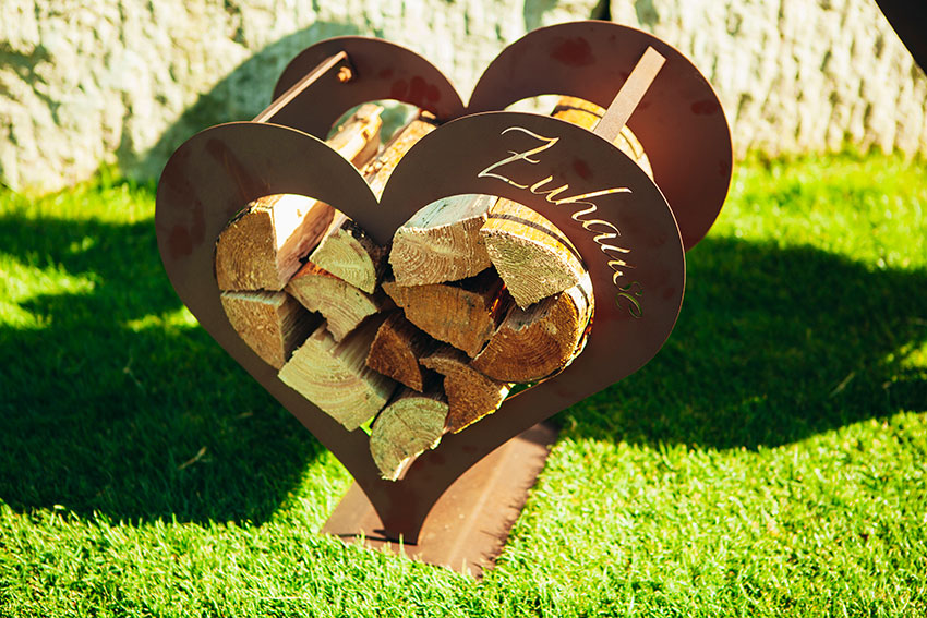 Holzlege aus Metall Herz Zuhause - Kaminholz-Herz Rost für Innen- und Außenbereich