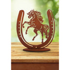 Hufeisen mit Pferd aus Metall - Pferdefigur Rostdeko auf Platte Geschenkidee
