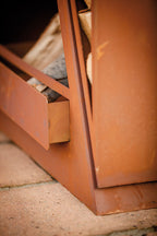 Feuerstelle Kaminofen - Twin aus Metall im Edelrost Design mit Holzlege