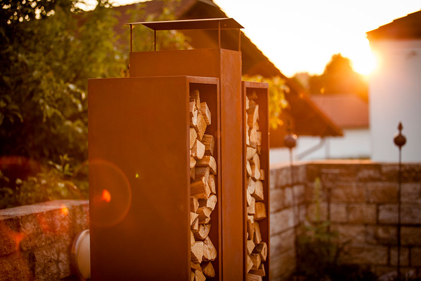 Feuerstelle Kaminofen - Twin aus Metall im Edelrost Design mit Holzlege