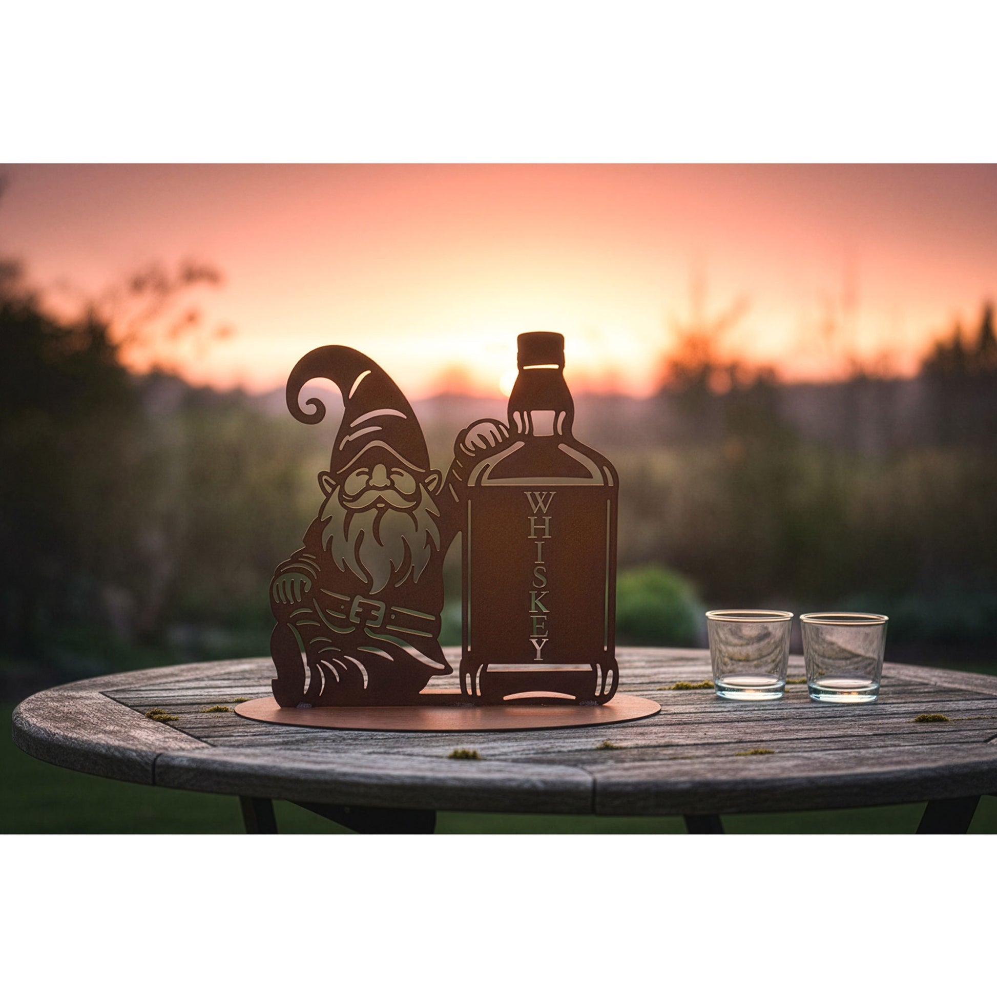 Party-Wichtel Set Bier, Whiskey & Bong – Edelrost Figuren auf Platte (3-teilig)