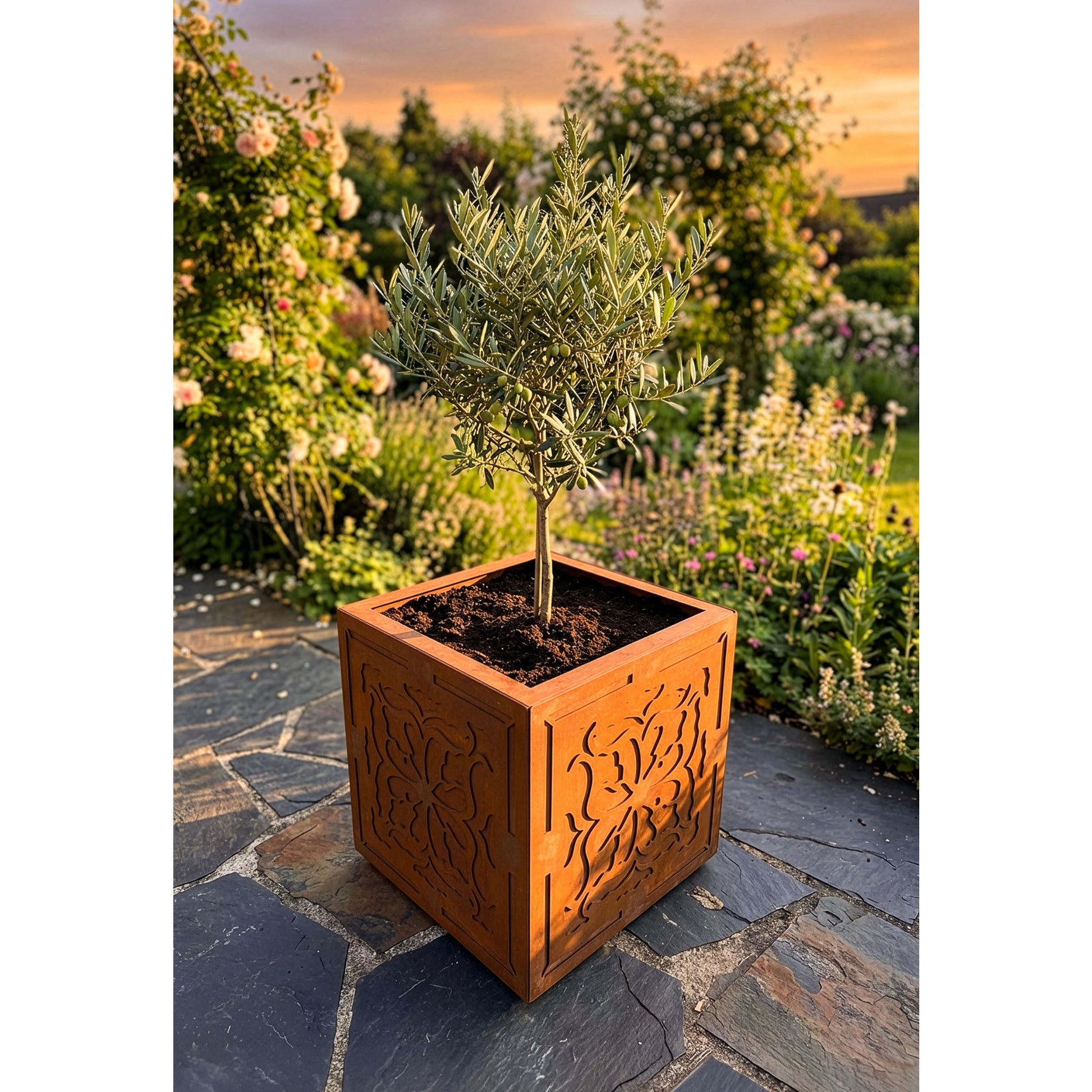 Pflanztrog Cubus Barock aus Metall – Edelrost Pflanzkübel 40×40×42 cm