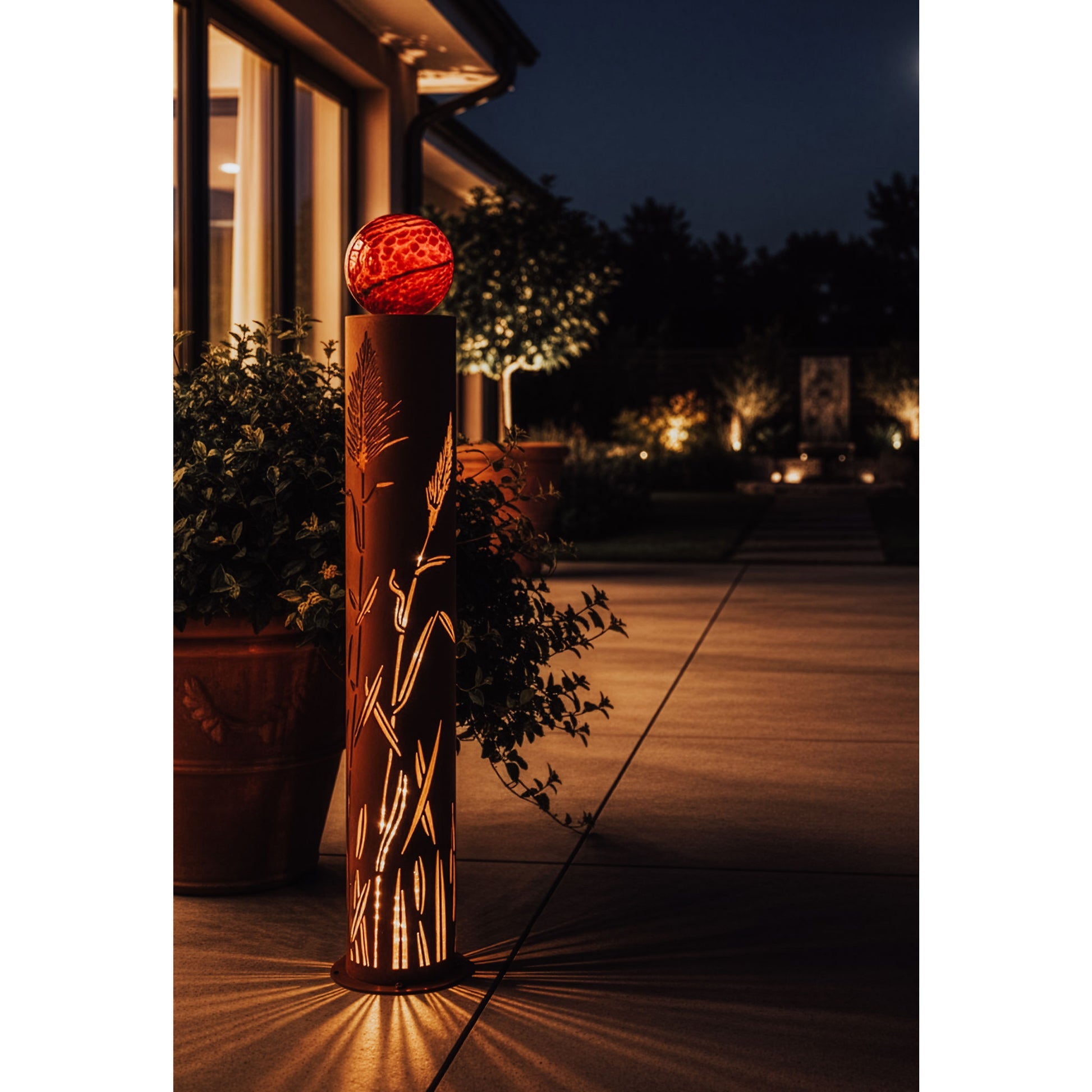 Säule China mit Glaskugel Edelrost Gartensäule aus Metall Höhe 160 cm